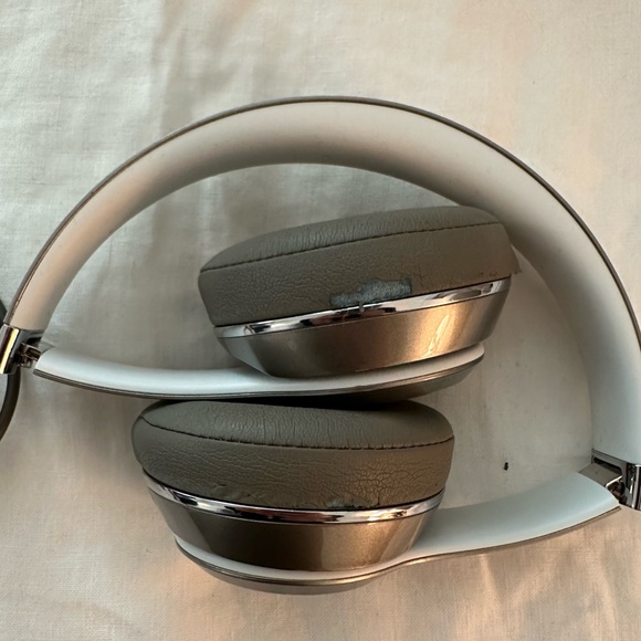 Beats by Dre Studio Headphones - Picture 3 of 6